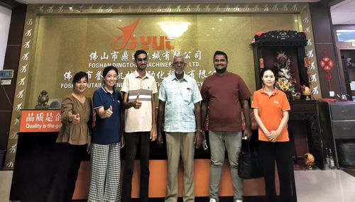 Latest company news about Sri Lankan customers visited our Foshan showroom and placed an order for a batch of sports shoe machines