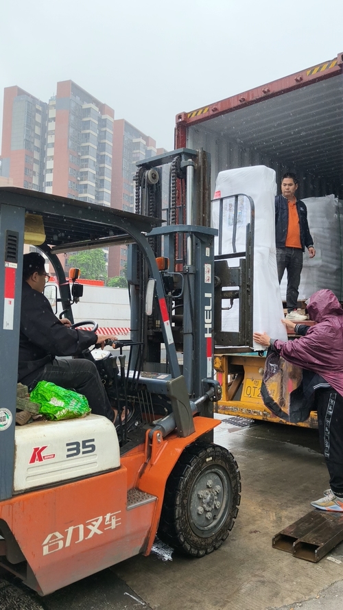 Latest company blogs about The sports shoe manufacturing machinery and equipment have been loaded into containers, marking the start of a new chapter in cross-border transportation.