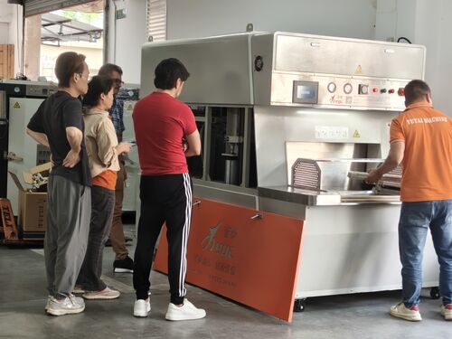 Jüngste Firmenblogs über The Client Comes to Our Factory to Inspect Intelligent Heat Setter Machine