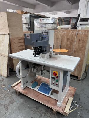 Buon prezzo Macchina per la fabbricazione di scarpe progettata per l'avvolgimento automatico del bordo della suola interna con uscita adesiva regolabile e servomotore elettronico a risparmio energetico in linea